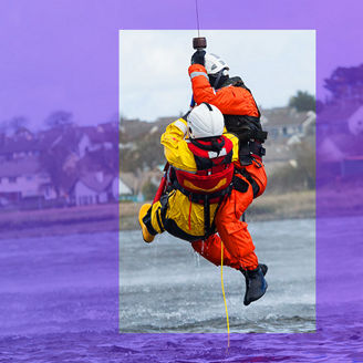 reddingswerkers aan het werk in het water