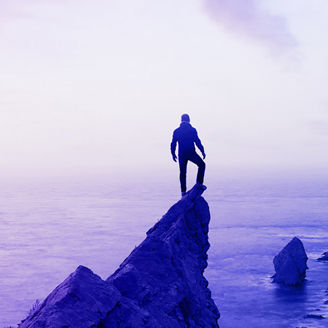 Man staat op een cliff