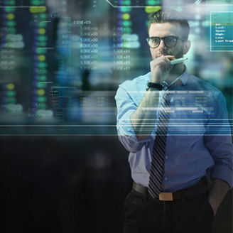 Man bekijkt data op digitaal scherm