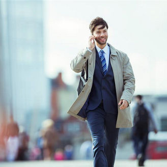 muz telefonuje pocas chodze