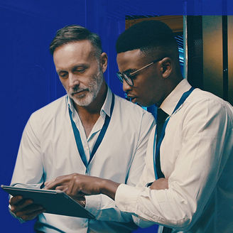 Twee mannen kijken naar tablet