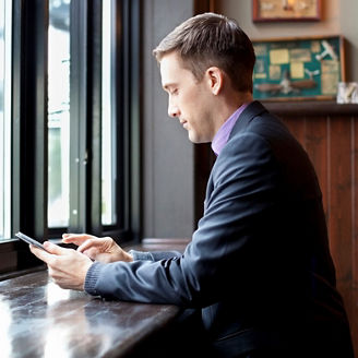 Man met telefoon in de hand