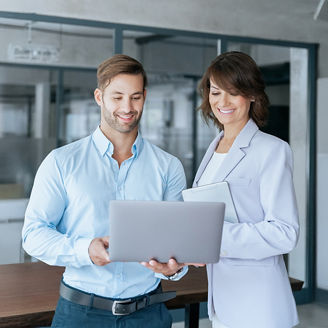 man-woman-smilling-laptop