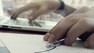 man werkt op laptop