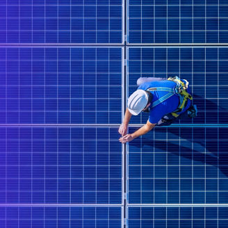 Mann auf Photovoltaik