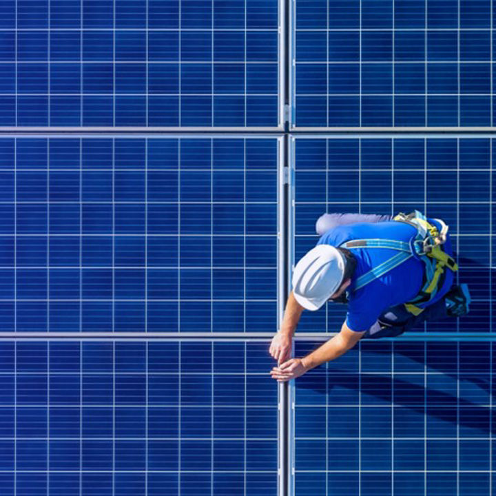 Mann auf Photovoltaik