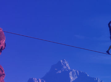 Slackliner balanciert über Schlucht