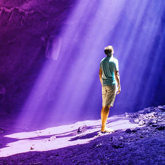 mann in höhle schaut in sonne