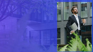 Mann mit Akten und Kaffee in der Hand vor einem Gebäude