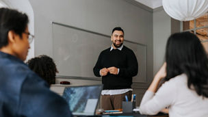 Mann presenterere foran en gruppe kolleger