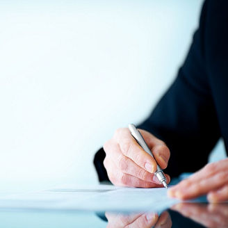 Mann unterschreibt Vertrag