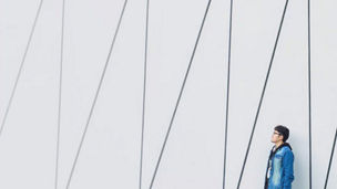 Mann vor gestreiftem Hintergrund