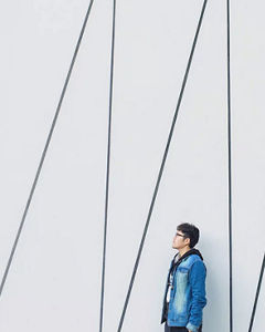 Mann vor gestreiftem Hintergrund