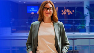 vrouw met bril en handen in haar zakken
