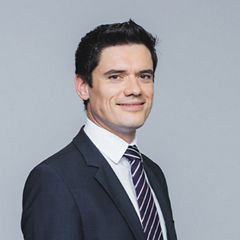 Porträt von Mario Pichler vor einem hellgrauen Hintergrund