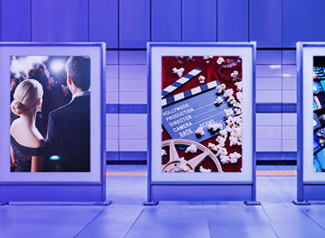 U-Bahn mit Werbebannern