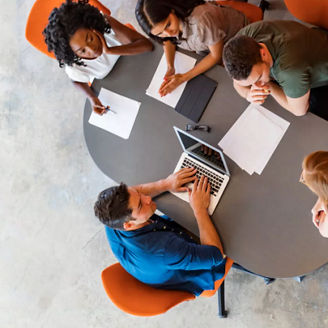 Meeting von oben an Tisch