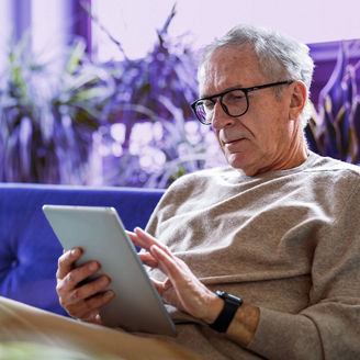 man kijkt naar ipad