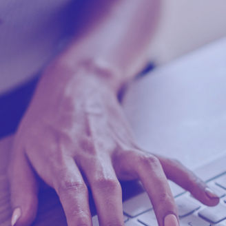 Frau tippt auf Tastatur