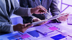 Vier Hände mit Datenblättern