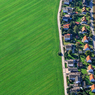 Luftbild von aufgereihten Einfamilienh‰usern in Poing-Grub in der Alpenblickstraﬂe und Kirchheimer Straﬂe