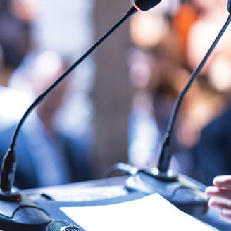 Publikum vor Podium mit Mikrofon