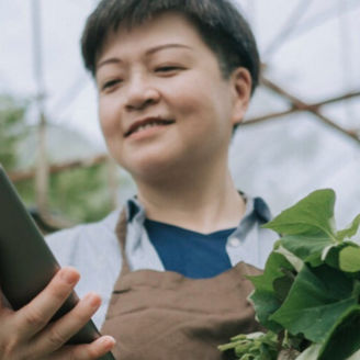 Frau mit Tablet und Obstkorb