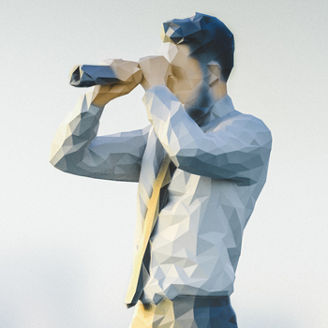 Holzgeschnitzte Figur mit Fernglas