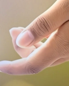 Frau schaut lächelnd nach vorne