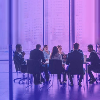 pohlad na ludi pri pracovnom stole 