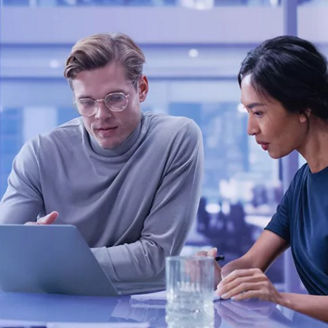 Twee mensen kijkend naar een laptop