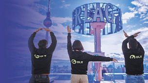 mensen die met hun armen de letter o l x maken