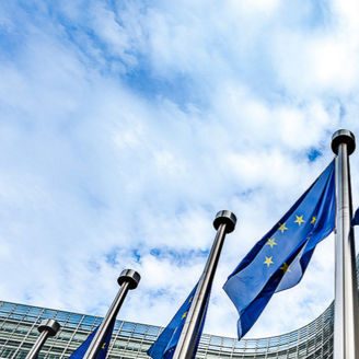 Europaflagge vor Hochhaus