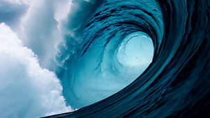 Onda oceânica tubular azul-turquesa formando um túnel oco, vista de dentro do tubo, com espuma branca à esquerda e luz suave ao fundo.