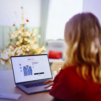 Frau schaut auf Laptop