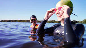 Vrouw aan het zwemmen in open water met duikbril op