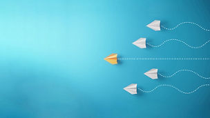 Papierflieger auf blauem Grund 