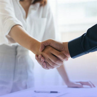 muz a zena podanie ruky