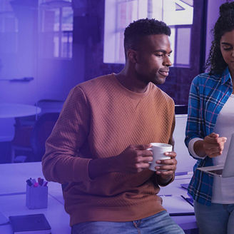 Man en vrouw kijken staren naar laptopscherm