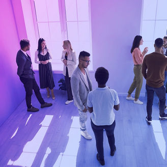 Mensen staan in een kamer en praten