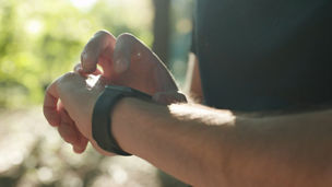 persoon met smartwatch