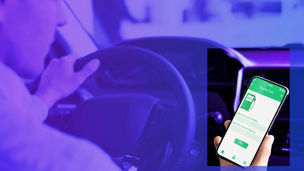 Persoon kijkt naar een mobiele app voor het laden van zijn auto