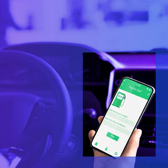 Persoon kijkt naar een mobiele app voor het laden van zijn auto