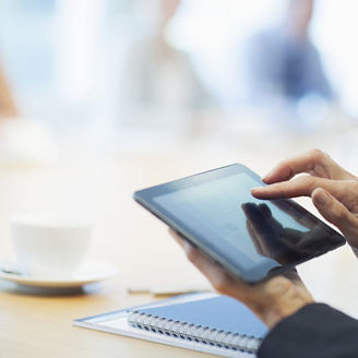 clovek pisuci na tablete