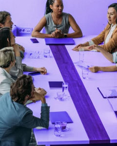 Personen am Meetingtisch