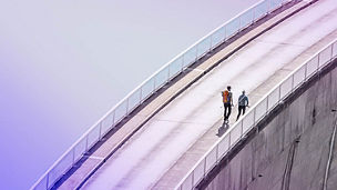 Zwei personen auf strasse