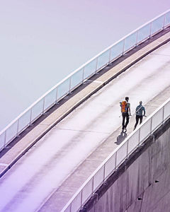 Personen wandern auf Staudamm