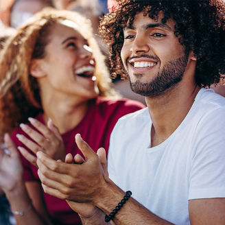 Personen beim Public Viewing