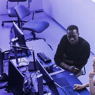 Personen im Büro gemeinsam am Computer