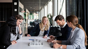 Fem personer i ett konferensrum